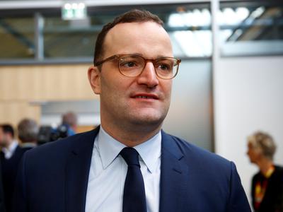 Nemški politik z možem dobil sina, ki ga je rodila nadomestna mati: vsule so se kritike, zdaj je odstopil