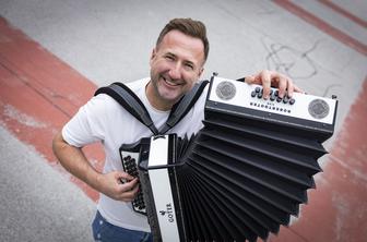 Harmonikar Robert Goter o otroški iznajdljivosti: Podjetnost sem imel že nekako v krvi #video