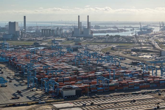 pristanišče Rotterdam | Pristanišče v Rotterdamu letno pretovori približno 436 milijonov ton tovora, sprejme 28 tisoč morskih ladij in 91 tisoč rečnih plovil iz Nemčije in evropske notranjosti. | Foto Gulliverimage