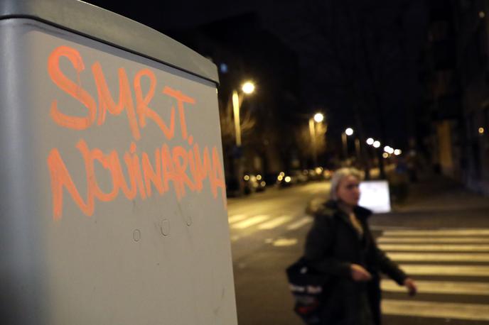 grafit smrt novinarjem zagreb | Zaenkrat neznani avtor je grafit z oranžno barvo narisal na napravi za pobiranje parkirnine. Policija ga še išče. | Foto STA