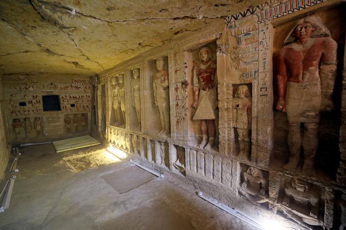 Zasebna grobnica v kraju Sakara južno od Kaira | Zasebna grobnica je zelo dobro ohranjena, v njej pa so našli 24 kipov različnih velikosti in barv. Okrašena je s prizori, na katerih je kraljevi duhovnik ob svoji materi, soprogi in drugih članih družine. | Foto Reuters