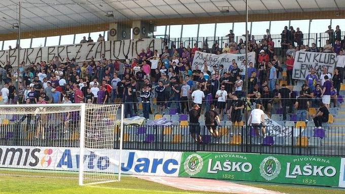 Takole so podporo svojemu športnemu direktorju leta 2013 izkazali navijači Maribora na južni tribuni Ljudskega vrta. | Foto: Sportal