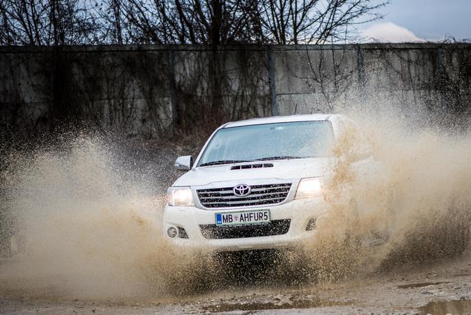 Toyota Hilux – kaj grabincu pomeni zanesljiv in močan pickup