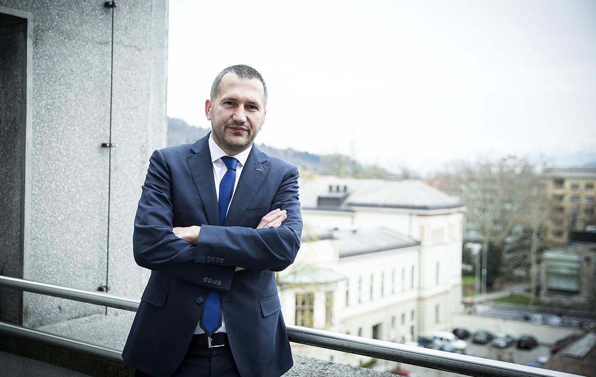 Damir Črnčec, državni sekretar | Vlada ugotavlja, da KPK v zadnjem času med drugim podaja priporočila, ki terjajo poseben razmislek glede meja njenih pristojnosti v odnosu do drugih organov. To neizogibno zajema tudi vprašanje kompetenc senata KPK za podajo priporočil, ki lahko presegajo zakon o integriteti in preprečevanju korupcije (ZIntPK).  | Foto Ana Kovač