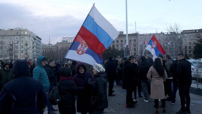 Na zborovanjih v Srbiji je poleg srbske pogosto videti tudi ruske zastave. Fotografija je nastala na februarskem protestu proti francosko-nemškemu predlogu za rešitev vprašanja Kosova. | Foto: Guliverimage/Vladimir Fedorenko