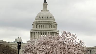 Incident blizu ameriškega kongresa, umrla napadalec in policist