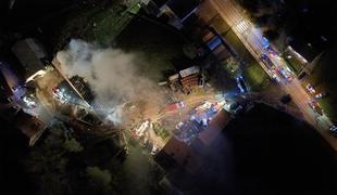 V Tacnu požar zajel hlev, z ognjem se je borilo 75 gasilcev