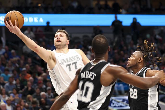 Luka Dončić Dallas Mavericks | Luka Dončić in soigralci so v soboto v novih dresih premagali San Antonio Spurse. | Foto Reuters