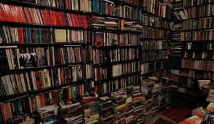 Edina slovenska knjigarna v središču Trsta v hudi stiski