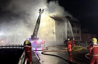 Požar popolnoma uničil stavbo: pet ljudi pogrešanih, dva se borita za življenje #video