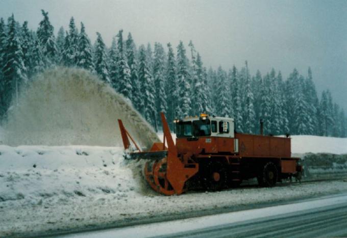 Ob avtocesti se zaradi nenehnega pluženja naredi več kot tri metre visok snežno-ledeni koridor, ki je trden kot skala. | Foto: Ministrstvo za promet in infrastrukturo British Columbia
