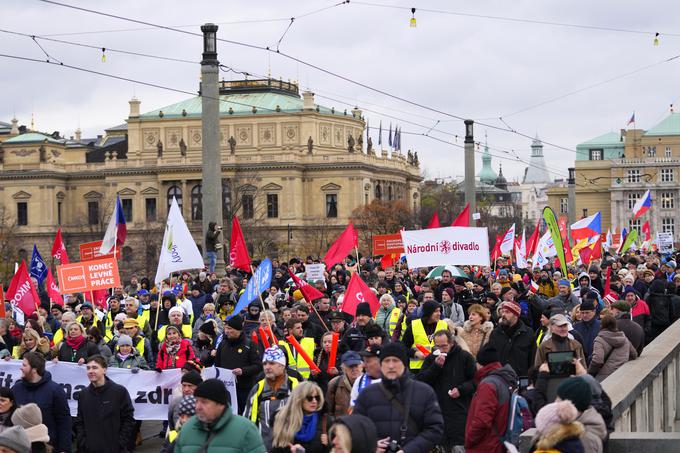 V ponedeljek, 27. novembra, so češki sindikati organizirali dan protestov in stavk po vsej Češki republiki, da bi izrazili svoje nasprotovanje vladnemu svežnju rezov in varčevalnih ukrepov. Na fotografiji so protestniki v Pragi. | Foto: Guliverimage