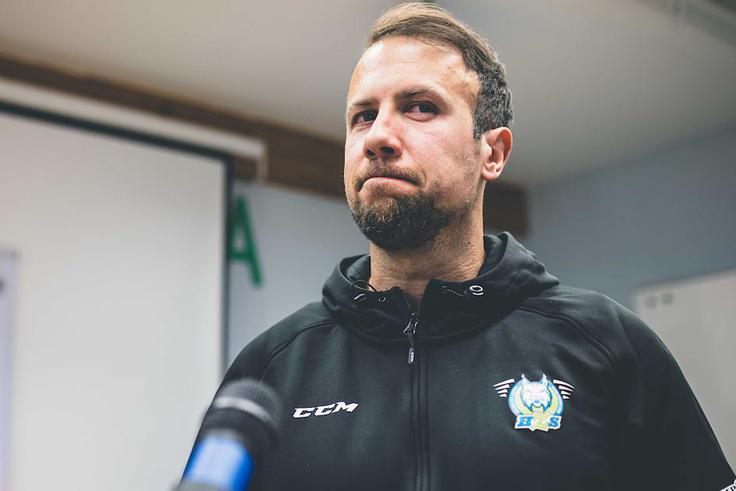 "Treba je dokazati, da smo kakovostnejša reprezentanca in upravičiti vlogo favorita," pravi kapetan slovenske reprezentance Mitja Robar. Njegova pomočnika sta Rok Tičar in Jan Urbas. | Foto: Grega Valančič/Sportida