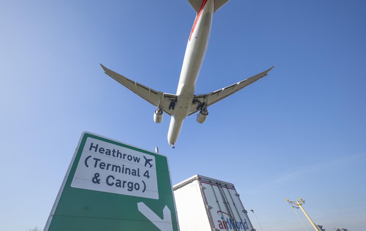 letališče Heathrow, terminal 4 | Tiskovni predstavnik londonske gasilske brigade je dejal, da so na terminal poslali "specializirane ekipe, ki bodo opravile oceno dogodka, terminal 4 pa je bil previdnostno evakuiran, medtem ko gasilci posredujejo". | Foto Gulliverimage