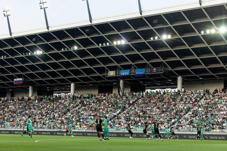 V Stožicah se je zbralo lepo število gledalcev. | Foto: Vid Ponikvar/Sportida