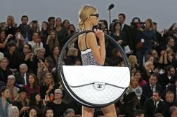 Lagerfeld pojasnil namen ogromne hulahop Chanelove torbice