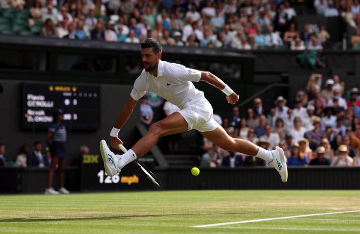Novak Đoković zna udariti tudi atraktivne žogice. | Foto: Reuters