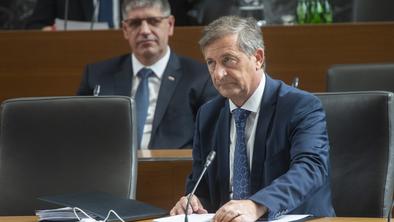 Maratonska interpelacija ni uspela: Karl Erjavec ostaja obrambni minister #foto