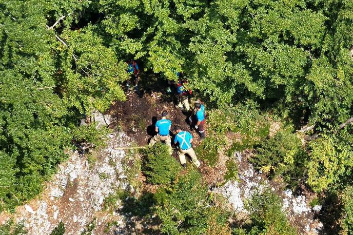 Gasilci, intervencija | V objavi so se gasilci tudi zahvalili vsem planincem, ki so med intervencijo potrpežljivo počakali zaradi začasne zapore planinske poti, in vsem kopalcem v Ukancu, ki so upoštevali navodila intervencijskih služb ter omogočili varno izvajanje zajema vode za gašenje. | Foto PGD Bohinjska Bistrica/Facebook