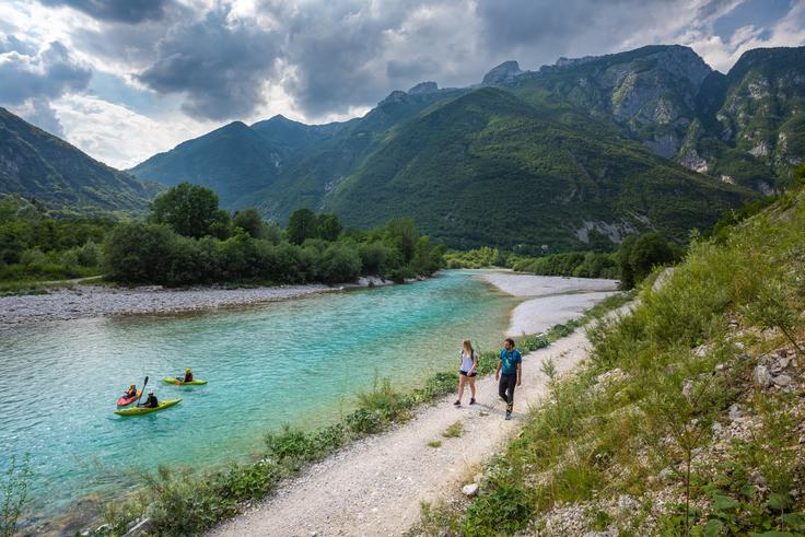 Protestnega veslanja s kajaki po Soči se je danes udeležilo preko 100 ljubiteljev Soče iz šestih držav. | Foto: Jošt Gantar