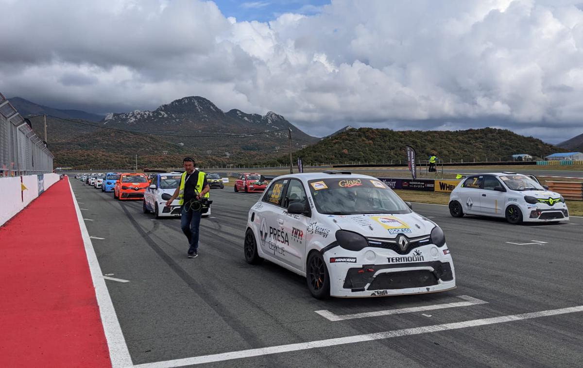 Pokal Twingo Nik Štefančič | Na startu današnje zadnje krožnohitrostne dirke na Grobniku | Foto Iztok Franko