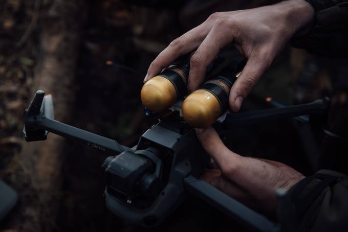 Ukrajinski vojaki improvizirano izdelujejo iz navadnih dronov t.i. drone kamikaze. To je poceni orožje, s katerim lahko med drugim uničujejo precej dražje rusko orožje, kot so tanki in oklepniki. | Foto: Guliverimage