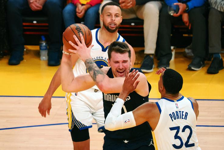 Dončić s soigralci v drugem polčasu ni našel odgovora na igro Warriorsov. | Foto: Reuters