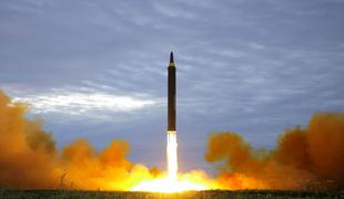 Severna Koreja nad Japonsko izstrelila balistično raketo #video