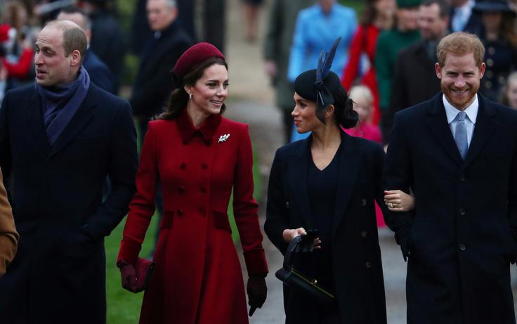 Princ William in njegova Kate ter princ Harry in njegova Meghan so zdaj na nasprotnih bregovih. Medtem ko bi lahko princa Williama opisali kot lojalnega, je princ Harry nekakšen upornik proti svoji družini, tako kot je bila na koncu upornica njegova mama Diana. | Foto: Reuters