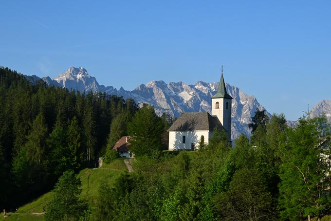 Cerkvica Sv. Duh s kuliso Kamniško-Savinjskih Alp | Foto: Matej Podgoršek