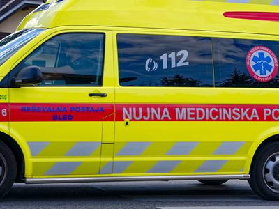 Med delom v gozdu umrla oseba