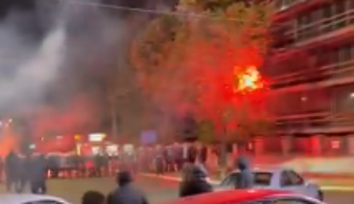 Ljudje v Srbiji vdrli v studio Vučićevega medija. Metali jajca in steklenice. Vučić: To je nasilje brez primere.