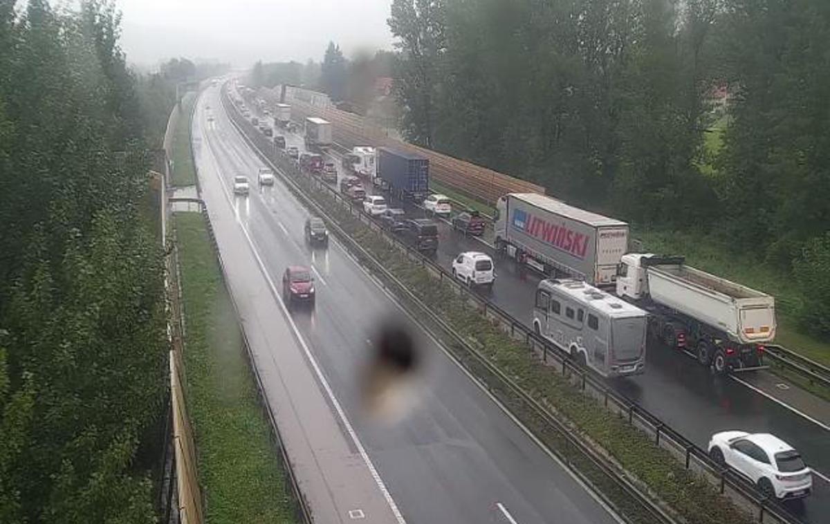 promet | Ponekod po Sloveniji močno dežuje, na cestah je lahko večja količina vode. Prilagodite hitrost in način vožnje trenutnim razmeram na cesti. | Foto Dars/Promet.si