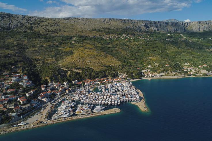 Zasidrane jahte v marini nestrpno čakajo na turiste. | Foto: Reuters