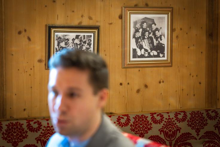 "Mislim, da se te zapuščine čisto ne zavedamo. Da sta lahko dva brata ustvarila ne samo tisoč pesmi, ampak en velik trg v celotni Srednji Evropi," nam v domačih Begunjah, kjer stojijo tudi gostilna, restavracija in muzej Avsenik, pove Sašo Avsenik. | Foto: Gaja Hanuna