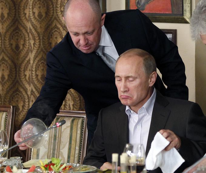 Prigožina se je pred leti oprijelo ime Putinov kuhar, ker je njegovo podjetje za catering imelo pogodbo s Kremljem in je ruski predsednik obiskoval restavracije, ki so bile v lasti Prigožina. Na fotografiji iz leta 2011 vidimo Prigožina in Putina, ko je ta obiskal eno od Prigožinovih restavracij v okolici Moskve. | Foto: AP / Guliverimage