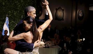 Obama z mično plesalko zaplesal tango (video)