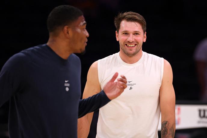 Luka Dončić | Luka Dončić se je razveselil srečanja z Ruijem Hachimuro. | Foto Reuters