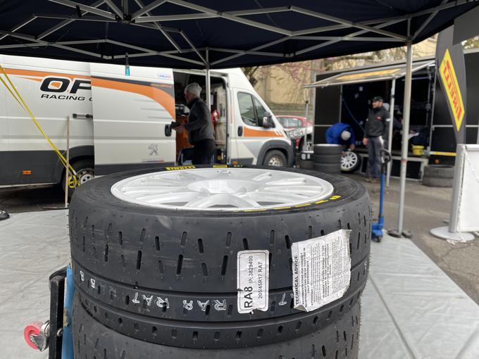Ekipa OPV Racing je v Zagreb kot zastopnik Pirellija pripeljala 260 pnevmatik. | Foto: Gregor Pavšič