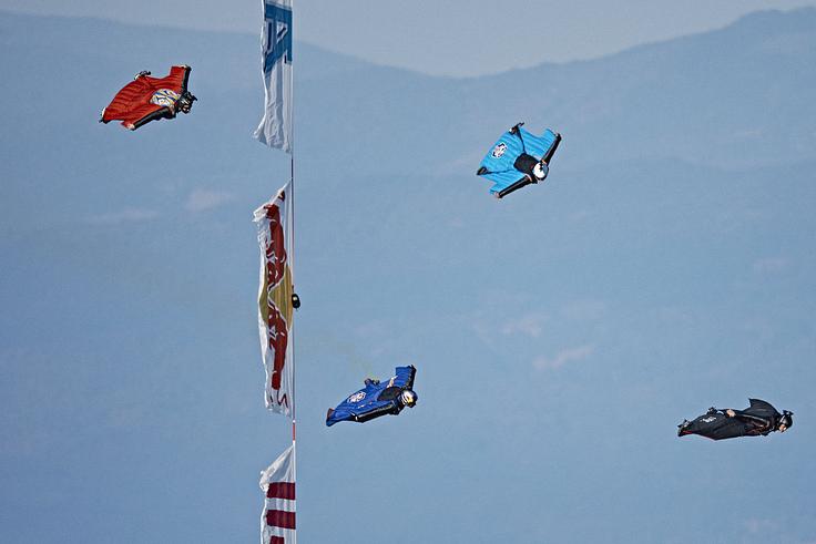 Skok in letenje z "wingsuitom" je skrajno adrenalinsko doživetje.  | Foto: Red Bull