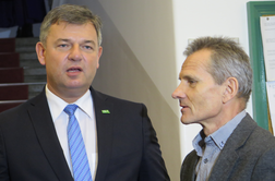 Minister pomirjal Korošce: Projekt tretje osi gre naprej
