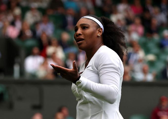Serena Williams je izpadla po več kot triurnem boju proti 16 let mlajši Francozinji. | Foto: Reuters