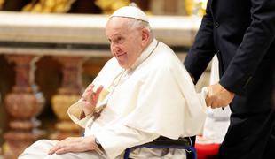 Ugibanja, da papež Frančišek razmišlja o odstopu, se krepijo