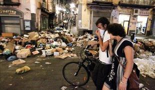 Kriza zaradi smeti v Neaplju znova dobiva širše razsežnosti