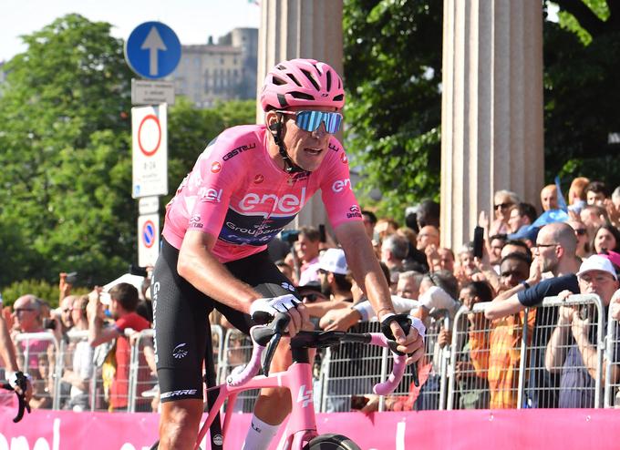 Bruno Armirail je v nedeljo izgubil nekaj sekund, vendar mu je še uspelo zadržati rožnato majico. Najverjetneje le do torkove gorske etape. | Foto: Reuters