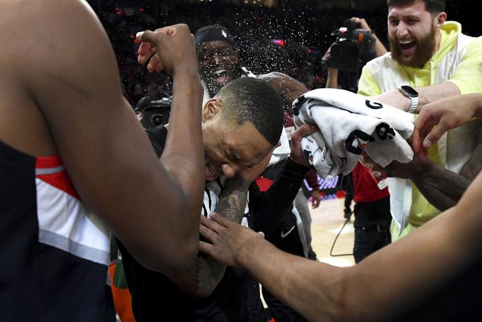 Soigralci so si dali duška in tako čestitali šele osmemu igralcu, ki je v zgodovini lige NBA dosegel vsaj 70 točk. | Foto: Guliverimage/AP