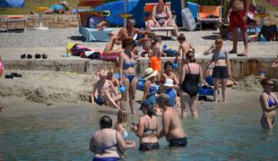 Invazija na plažah v Istri. Ljudem se ne zdi, da plavajo v morju.