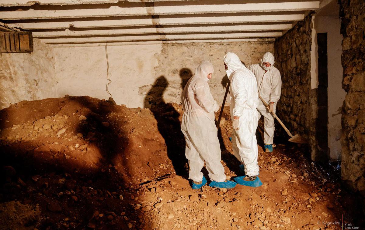 Sodišče v Podgorici, tunel |  Po poročanju tujih medijev naj bi v predoru našli tudi nekaj predmetov, s katerih se bo verjetno dalo izločiti material za preiskavo DNK.  | Foto Vlada Črne Gore