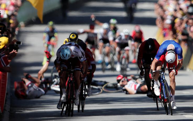 Danes so kolesarji na dirki po Franciji v večji nevarnosti kot dirkači F1. Pa ne le pri vratolomnih spustih z gora. | Foto: Reuters