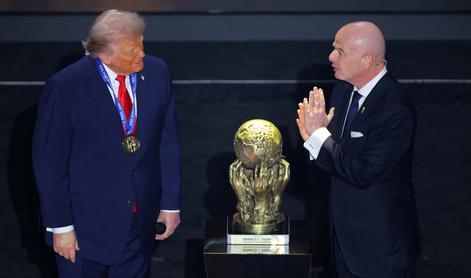 Zgodovinski žreb v Washingtonu, pred njim pa darilo za Donalda Trumpa